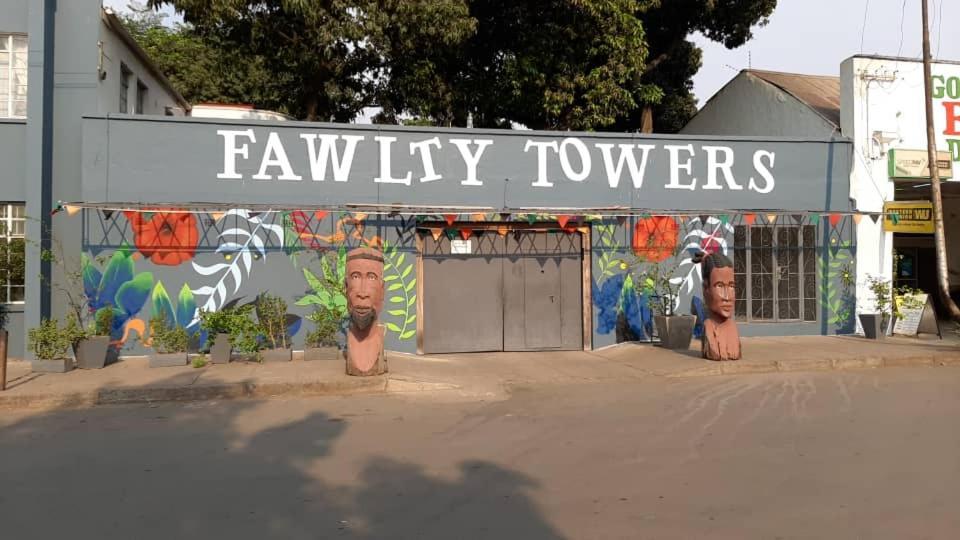 Fawlty Towers Accommodation & Activities Лівінґстон Екстер'єр фото