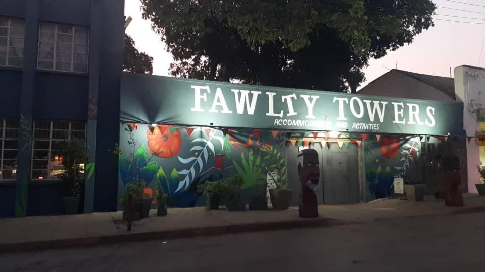 Fawlty Towers Accommodation & Activities Лівінґстон Екстер'єр фото